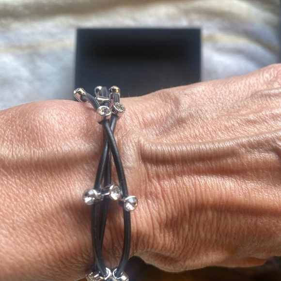 Elegant Black and Silver Bracelet - Picture 3 of 3